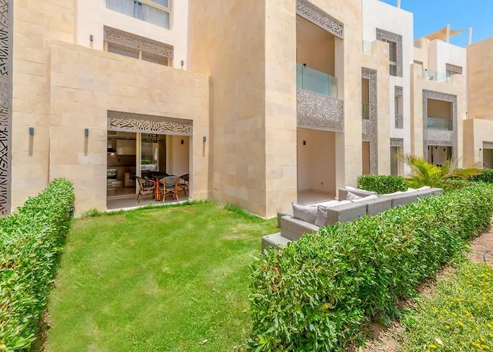 Two-bedroom Apartment, Ground Floor, Overlooking The Sea *