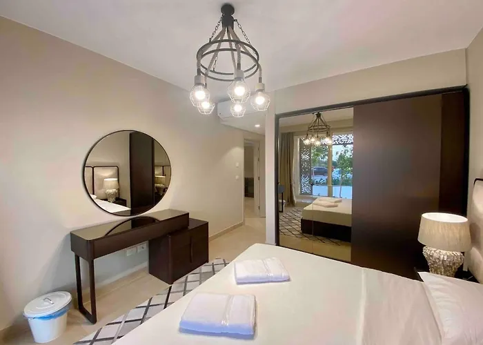 Apartment Two-bedroom Apartment, Ground Floor, Overlooking The Sea *